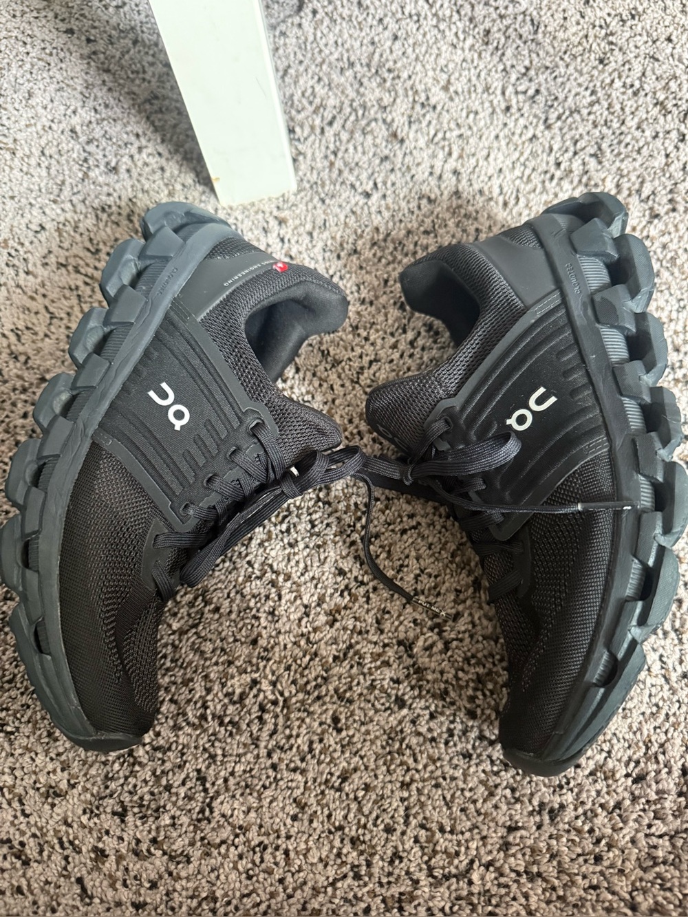 on clouds shoes size 7.5 women black
no flaws very good condition clean